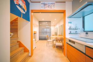 Una cocina con una mesa y un comedor. en Fukuoka tenjin house 福岡博多区天神 一戸建て, en Fukuoka