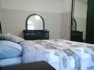 een slaapkamer met een bed, een dressoir en een spiegel bij Casa sul rio in Venetië