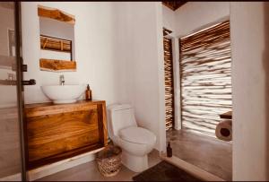 un bagno con un water e un lavandino di Amarbacalar a Bacalar