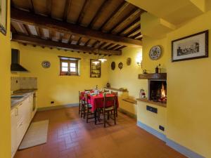 Η κουζίνα ή μικρή κουζίνα στο Villa in Cortona with Pool and Val di Chiana View +29 φωτογραφίες