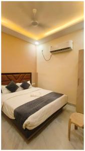 a bedroom with a large bed with a radiator at The Aura Hotel Prakash Retreat - Near Kashi-Vishwanath Temple And Ganga Ghat With #Lift #Wi-fi-Restaurant- A Premium Hotel in Varanasi in Varanasi