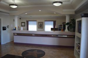 uma sala de espera com um balcão num hospital em Hill Country Inn em Marble Falls