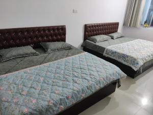 two beds sitting next to each other in a bedroom at Rawat Homestay in Gupta Kāshi