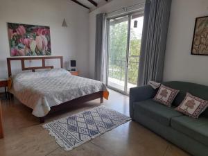 Postel nebo postele na pokoji v ubytování Riverside Suites