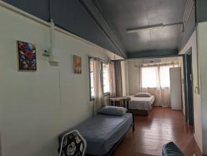 a room with two beds in a room at Airport Transit apartment in Lungga