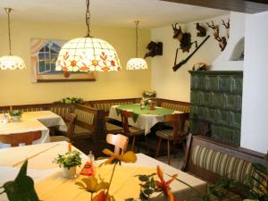 Un comedor con mesas y sillas en un restaurante. en Apartment in Scheffaui near Ski Slopes, en Scheffau am Wilden Kaiser