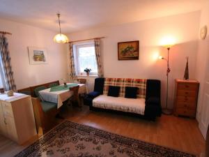 una sala de estar con un sofá y una mesa en Apartment in Scheffaui near Ski Slopes, en Scheffau am Wilden Kaiser