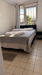 un lit dans une chambre avec une fenêtre et un pare-lit dans l'établissement Colonia Home, à Colonia del Sacramento 10 autres photos