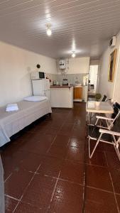 une grande chambre avec un lit et une cuisine dans l'établissement Colonia Home, à Colonia del Sacramento