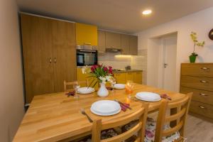 Kuchyň nebo kuchyňský kout v ubytování Apartments Marin