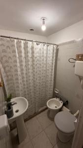 une salle de bain avec un lavabo, des toilettes et une douche dans l'établissement Colonia Home, à Colonia del Sacramento