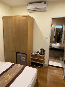 Postel nebo postele na pokoji v ubytování khác sạn an hưng