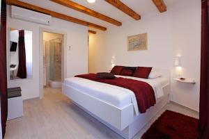 Luxory D-Rooms客房内的一张或多张床位