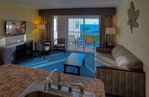 坦帕的住宿－賽博特海濱套房酒店，厨房、带沙发的客厅和客厅