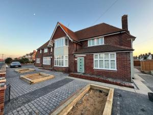 Parkestonにある2 Royal Apartments, Ground Floor,two Bed,Fast Wifiのレンガ造りの家
