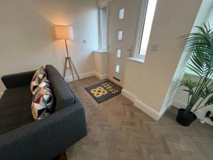 Parkestonにある2 Royal Apartments, Ground Floor,two Bed,Fast Wifiのリビングルーム(ソファ、植物付) +20枚の写真