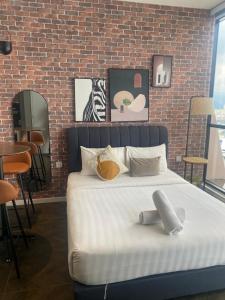 Ένα ή περισσότερα κρεβάτια σε δωμάτιο στο Scarletz suites kLcc by sky Rainbow