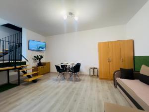 una sala de estar con una mesa y un sofá en The Union Square Apartament, en Oradea