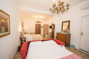 1 dormitorio con cama, tocador y espejo en B&B Il Muro Vecchio, en Giardini Naxos