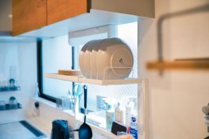 encimera de cocina con fregadero y tendedero en Fukuoka tenjin house 福岡博多区天神 一戸建て, en Fukuoka 26 fotos más