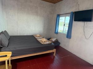 Una pequeña habitación con una cama y una ventana. en COOL CAMPING-blue room, 
