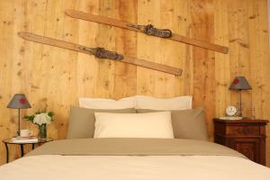 Un dormitorio con una pared de madera y una cama en Maison Chabod, en Introd