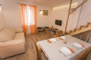 TV a/nebo společenská místnost v ubytování Apartments Marin