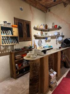 Η κουζίνα ή μικρή κουζίνα στο Tatrbent Siwa تاطربنت سيوة +31 φωτογραφίες