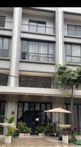 a building with an umbrella in front of it at 22 Homestay-near AEON Mall 3 & Techo International Aiport in Ta Khmau
