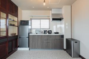 una cocina con fregadero y frigorífico en Cise Kawakami1, en Kushiro 16 fotos más