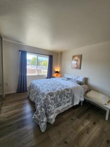 a bedroom with a bed and a window at 2Bedroom 1Bathroom 300 Night in San Bruno