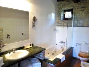 ein Badezimmer mit Waschbecken, Badewanne und Toilette in der Unterkunft Posada Las Mañanitas in Cóbreces