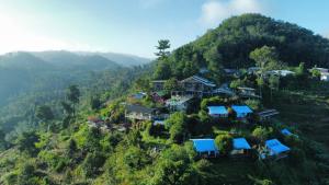 una vista aérea de una casa en una colina en COOL CAMPING-Klang Khao1, 