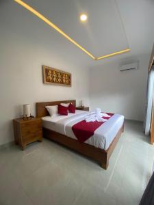 Un dormitorio con una cama grande con almohadas rojas. en Villa Vina by MentariPro Bali, en Singaraja
