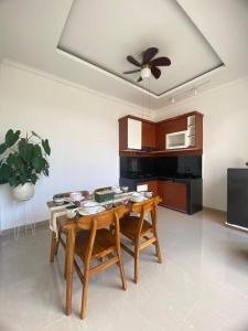 Un comedor con una mesa y un ventilador de techo. en Villa Vina by MentariPro Bali, en Singaraja