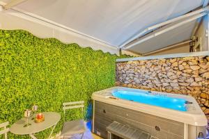 a bathroom with a tub and a green wall at Blue Mountain Guesthouse by Seablue in Arachova