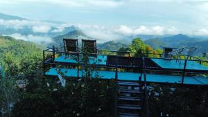 Un resort con dos sillas y vista a las montañas. en COOL CAMPING-Klang Khao1,  4 fotos más