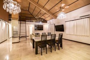 comedor con mesa, sillas y lámparas de araña en Sommelier Villa ISHIGAKI, en Ishigaki Island 30 fotos más