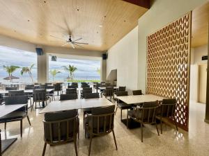 Un restaurante u otro lugar para comer en LIME Resort Bohol, a member of Radisson Individuals Premier