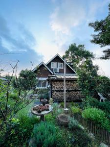 ein Haus mit einem Tisch davor in der Unterkunft Kazenone Villa 風の音ヴィラ - A Stylish Forest Villa with Herb Garden & Cozy Fireplace in Takashima + 41 Fotos
