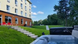 ein Gebäude mit einem Pool neben einem Gebäude in der Unterkunft Super 8 by Wyndham Mont Laurier in Mont-Laurier