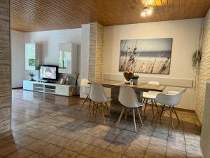 a living room with a dining room table and chairs at Ferienwohnung Sander I Nähe Heidelberg Mannheim I 4-7 Personen in Birkenau