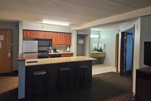 Una cocina con una gran isla en una habitación. en AmericInn by Wyndham Marshall, en Marshall