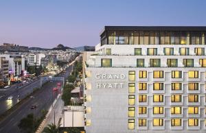 Un edificio con el letrero de Grand Hyatt. en Grand Hyatt Athens, en Atenas