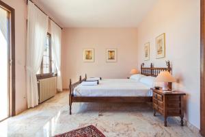 ein Schlafzimmer mit einem Bett und einem Tisch mit einer Lampe in der Unterkunft Casa Costa Blanca in Jávea