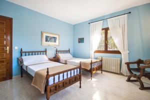 ein blaues Schlafzimmer mit zwei Betten und einem Fenster in der Unterkunft Casa Costa Blanca in Jávea + 16 Fotos