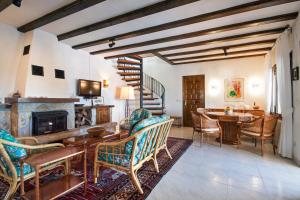 ein Wohnzimmer voller Möbel und einem Kamin in der Unterkunft Casa Costa Blanca in Jávea