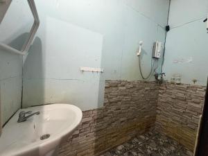 Un baño de COOL CAMPING-Khun Khao1