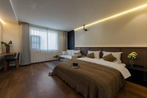 a hotel room with a large bed and a desk at Zemulong Inn - Shangri-La, Dukezong Ancient Town, Moonlight Plaza in Shangri-La