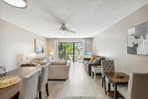 una sala de estar con un sofá y una mesa en Ola Grande by Happy Palm Stays, en Cocoa Beach